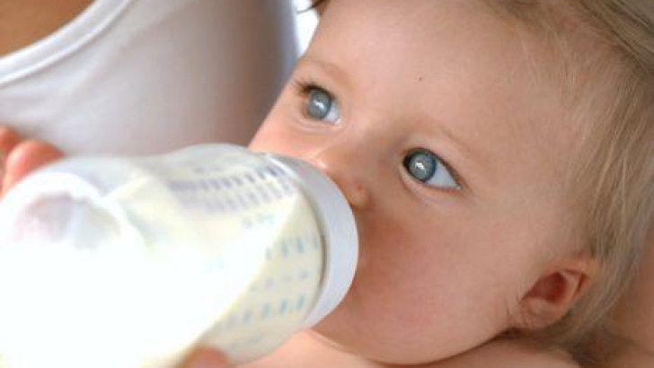 De cât lapte praf au nevoie bebeluşii?