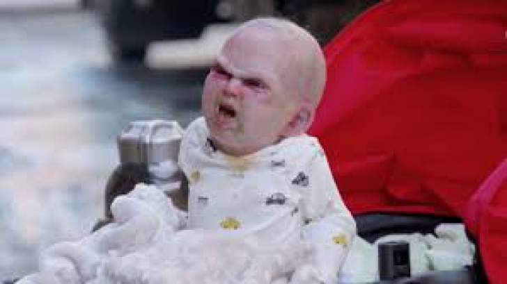 Farsa cu bebeluşul-diavol sau ce se întâmplă când te apropii de un cărucior în care plânge un copil, pe stradă
