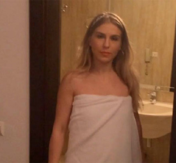 Corina s-a filmat când ieşea de la duş