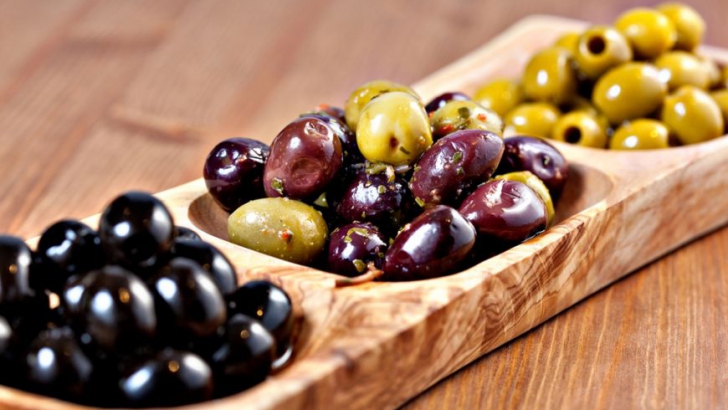 Cum să măn&acirc;nci măsline cu s&acirc;mburi la restaurant