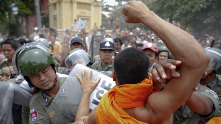 Greviştii din Cambodgia împuşcaţi de poliţie: trei morţi şi doi răniţi