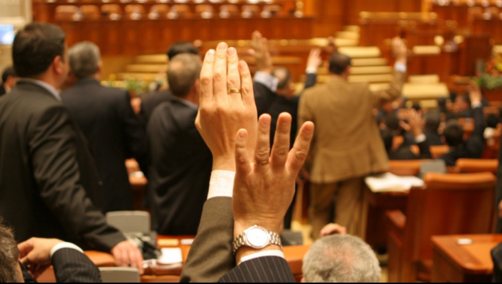 Topul deputaţilor cu prezenţă redusă la vot în 2013