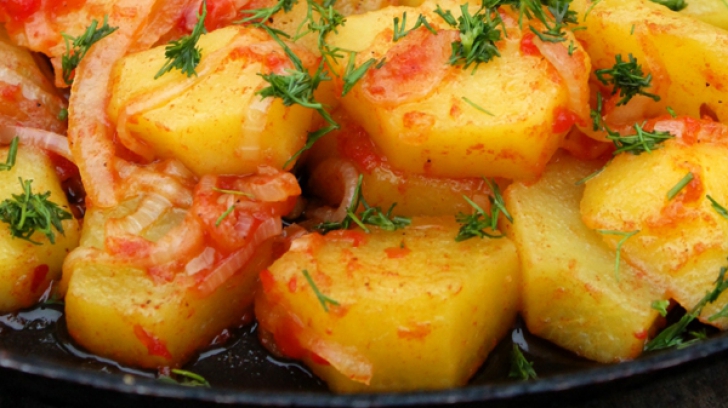 Cartofi în sos de roşii