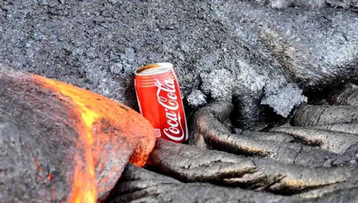 Ce se întâmplă când o cutie de coca-cola este atinsă de lavă
