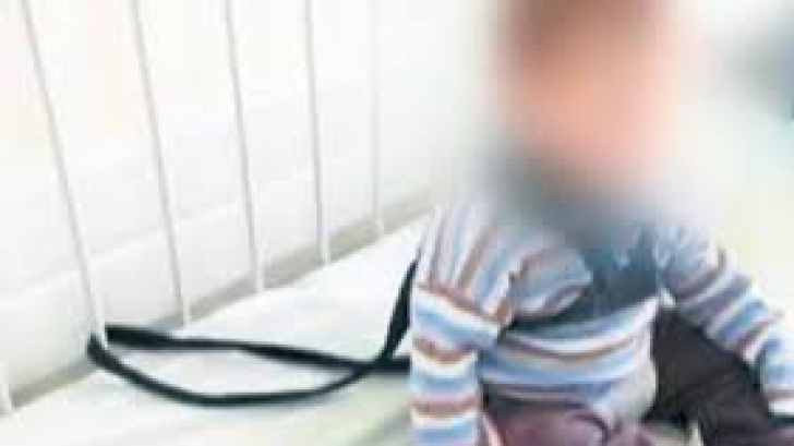 DSP Bacău: Personalul medical al SJU a legat copilul cu hamul de pătuţ la cererea expresă a mamei