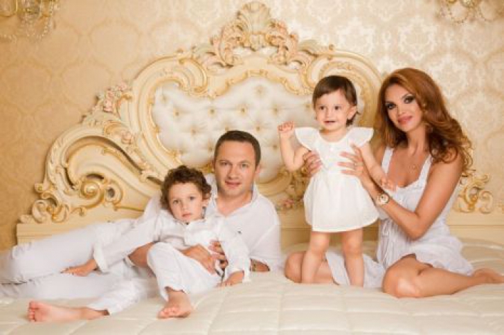 CRISTINA SPĂTAR, împreună cu familia sa. foto: Story