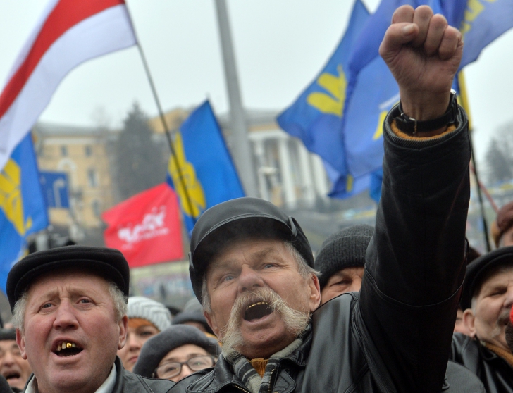 Peste 10.000 de persoane manifestează în centrul Kievului