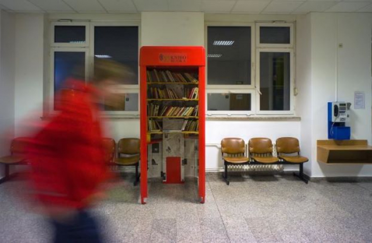 Cabinele telefonice scoase din uz, folosite drept mini-biblioteci, în Praga. Foto: MSN.com