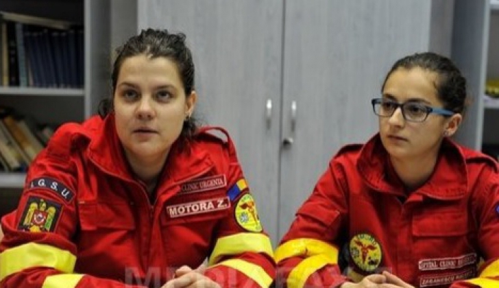 Două fete paramedic voluntar la SMURD, primele ajunse la răniţi după ore întregi prin zăpadă