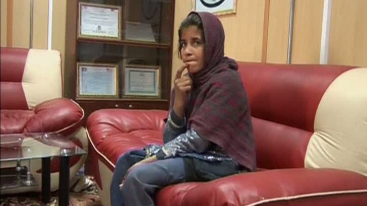 Fetiţă afgană, forţată să poarte o vestă cu explozibil