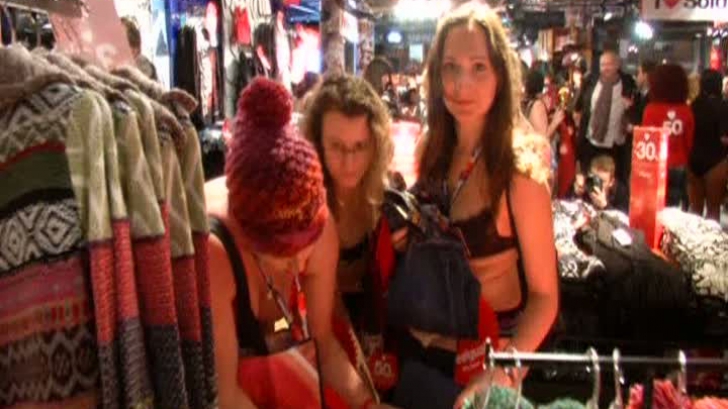 100 de francezi s-au îmbrăcat gratuit pentru că au intrat într-un magazin în lenjerie intimă