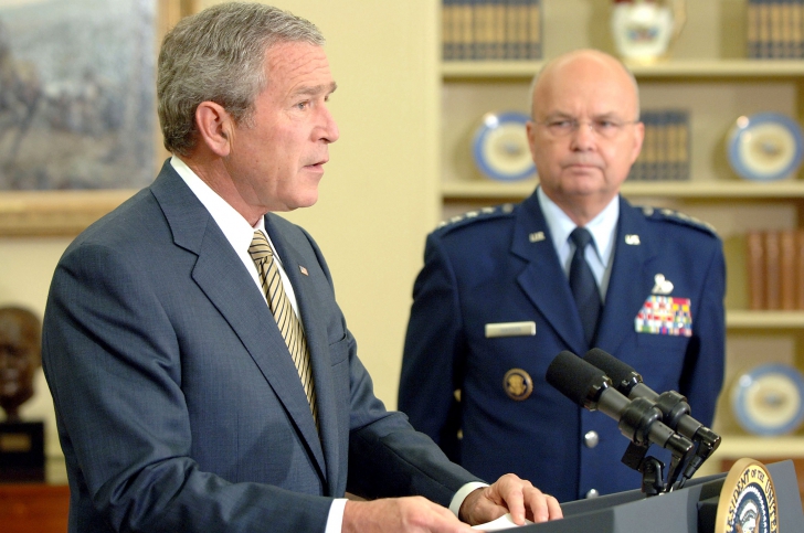 Michael Hayden, în plan secund, alături de fostul preşedinte SUA, George Bush Jr.