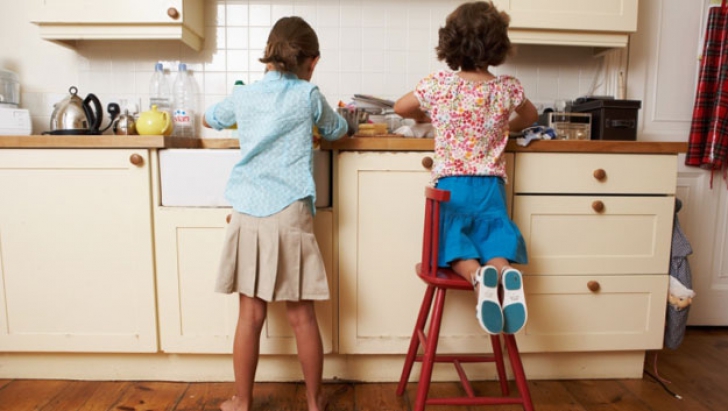 6 moduri prin care să-ți convingi copiii să facă treburi în casă