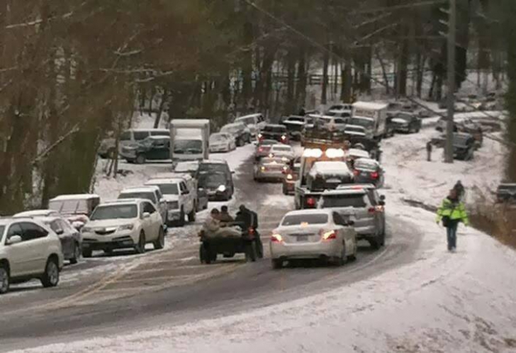 Un strat de zăpadă de câteva degete a provocat dezastru pe şoselele din Alabama