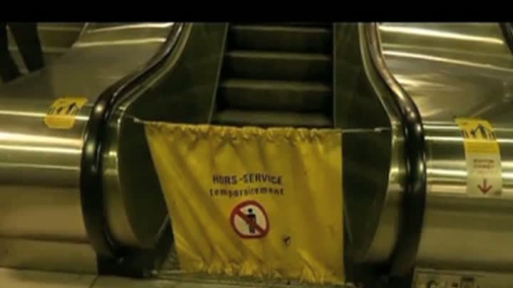 O femeie a fost strangulată cu eşarfa la metrou