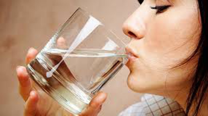Minunile pe care le poate face un pahar cu apă băut dimineaţă