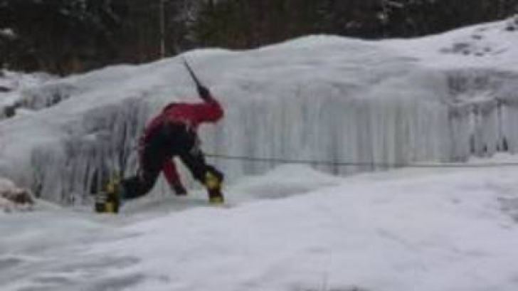 Intervenţie pentru spargerea unui pod de gheaţă de pe râul Bistricioara