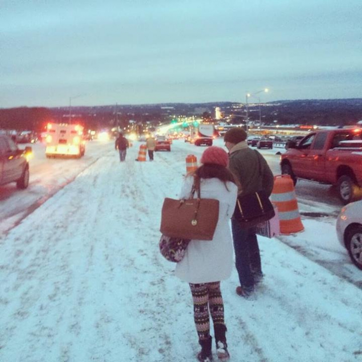 Un strat de zăpadă de câteva degete a provocat dezastru pe şoselele din Alabama