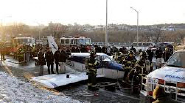 Un avion de mici dimensiuni a aterizat de urgenţă pe o autostradă în Bronx