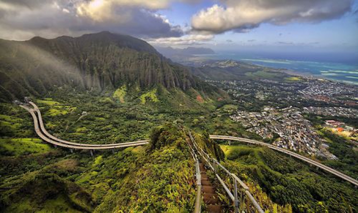 Scara către RAI din Hawaii: spectaculoasă, dar ilegală