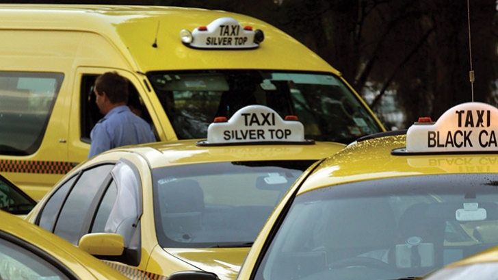 Patronul unei firme de taxi din UK angajează imigranţi