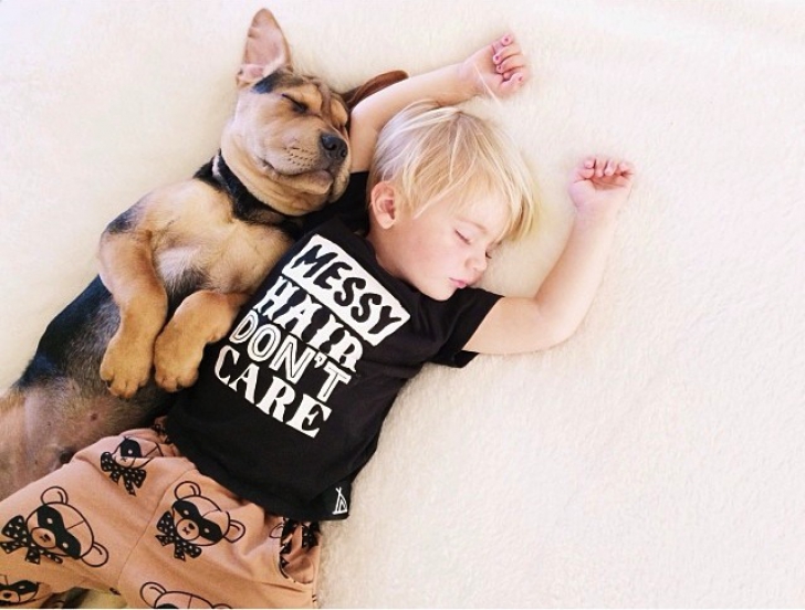 Cele mai EMOŢIONANTE imagini cu un copil care doarme cu câinele