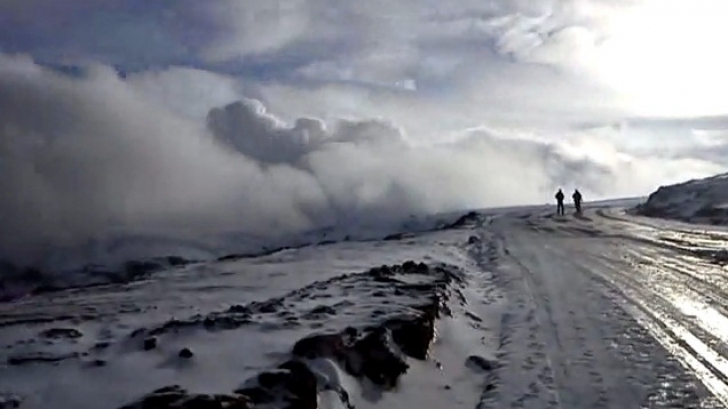 Turişti înzăpeziţi pe Transalpina