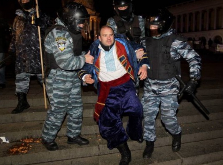 CRIZA DIN UCRAINA. Manifestanţii de la Kiev au ocupat o clădire a Ministerului Justiţiei / Foto: belfasttelegraph.co.uk