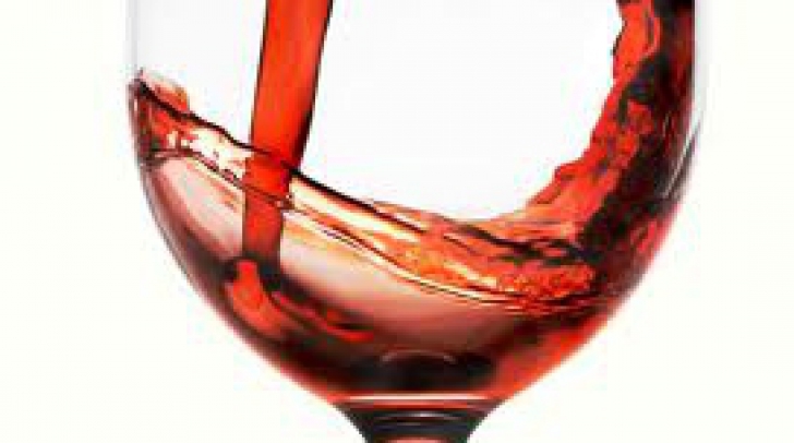 Vinul roşu, pe lista preferinţelor românilor de sărbători. Câte milioane de litri de vin s-au vândut