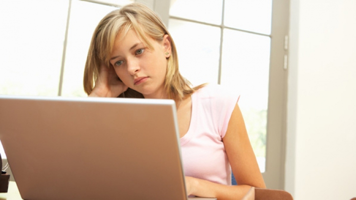 O adolescentă ducea o viaţă secretă online. Ce s-a întâmplat după ce mama sa i-a şters profilul 