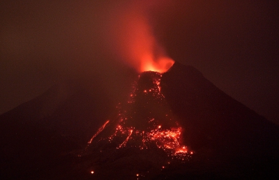 Erupţie a vulcanului Sinabung
