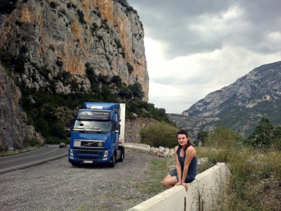 Tânăra conduce un camion prin toată Europa.