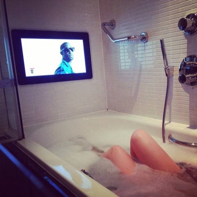 Elena Gheorghe se laudă cu televizorul din baie