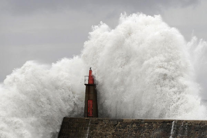 Nordul Spaniei, măturat de intemperii: valuri de 10 metri au cauzat pagube de milioane de euro