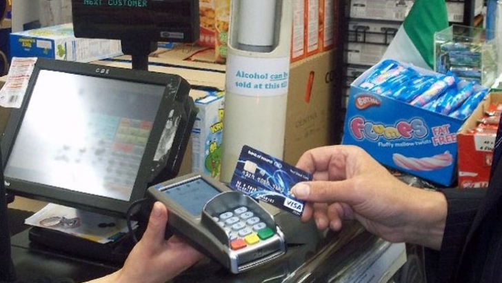 La plata cu cardul la magazin plăteşti un comision între banca care ţi-a emis cardul şi banca cu care lucrează magazinul