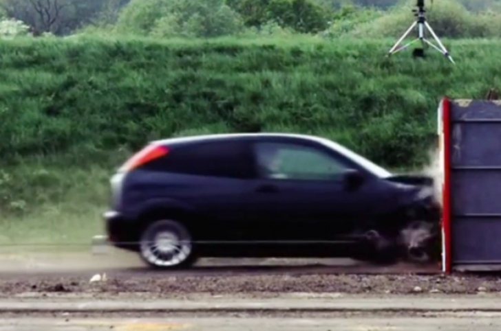CRASH TEST IMPRESIONANT: Ce se întâmplă cu o maşină în urma unui impact la o viteză de 190 de km/h