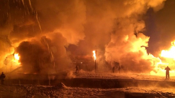 Un tren de marfă care transporta 32 de cisterne de condensat de gaz natural a deraiat miercuri la Kirov