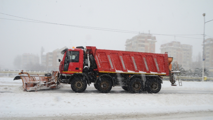 CIRCULAŢIE ÎNTRERUPTĂ pe tronsoane din A2 şi 10 drumuri naţionale / Foto: MEDIAFAX