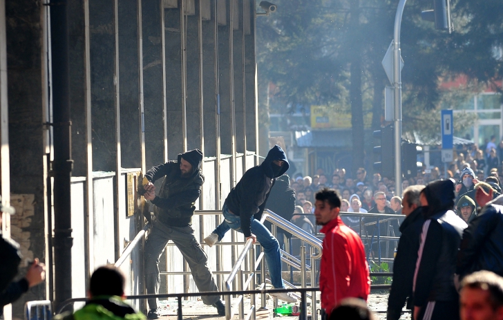 PROTESTE VIOLENTE la Sarajevo. FOTO: Mediafax FOTO
