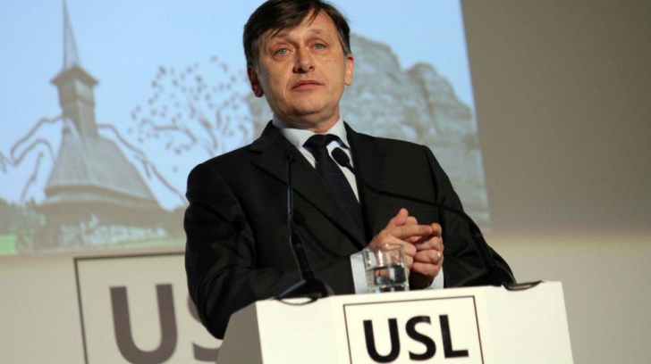 Dacă PNL iese de la guvernare, Crin Antonescu va pierde şefia partidului în 30 de zile, spune preşedintele Traian Băsescu. 