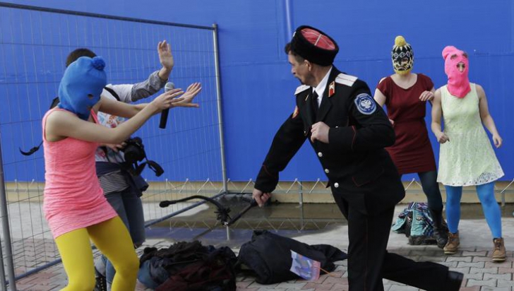 Membrele trupei Pussy Riot au fost bătute cu biciul la Soci