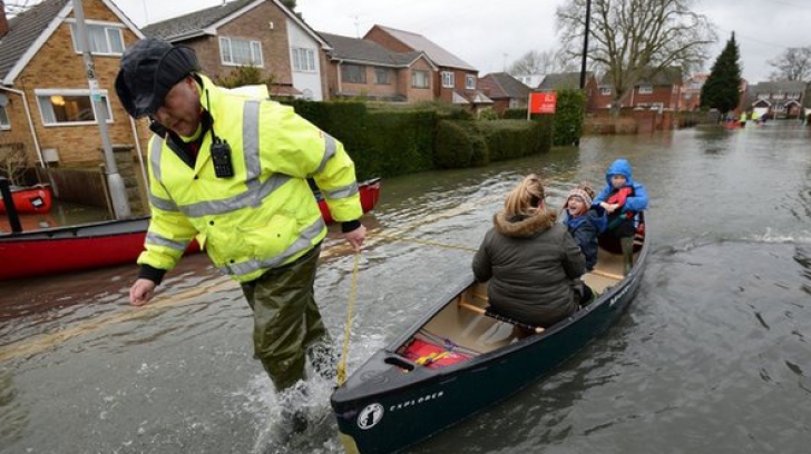 Nord-vestul Angliei este afectat de mai bine de o lună de inundaţii fără precedent