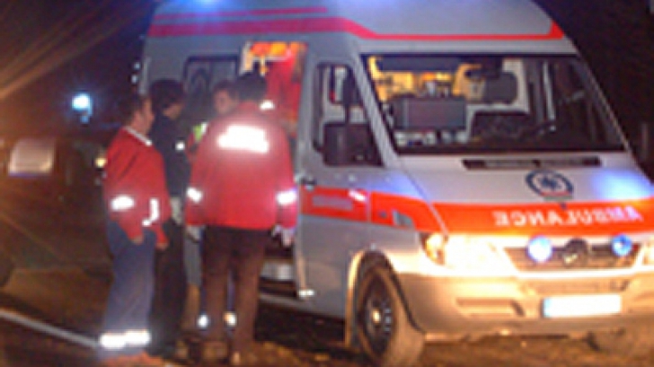 Un microbuz cu călători a accidentat mortal un bărbat căzut pe şosea