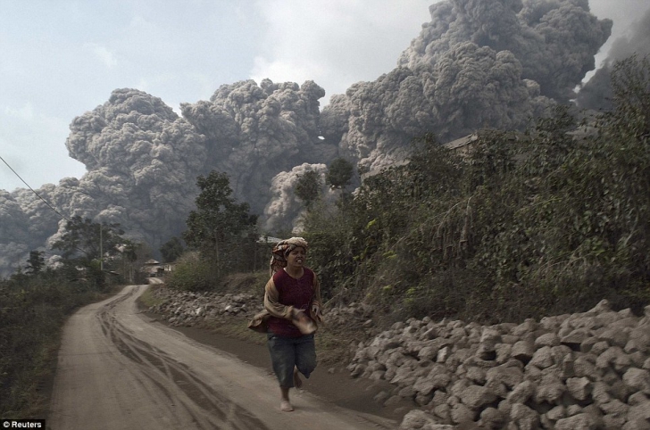 Erupţie a vulcanului Sinabung
