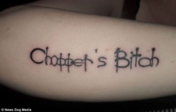 Fata avea tatuat numele iubitului, pe antebraț și cu ajutorul unui cuțit, și-a tăiat acea bucată de piele