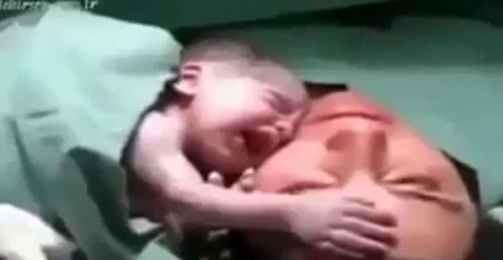 Nou-născutul care nu vrea să se despartă de mama sa