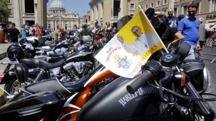 O motocicletă aparţinând Papei Francisc, vândută la licitaţie.