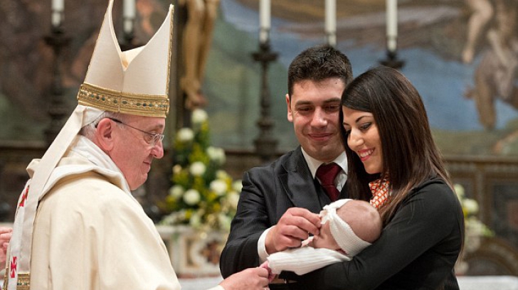 Sfântul Valentin în versiune Vatican: O pernă nupțială și un discurs papal pentru 20.000 de logodnici