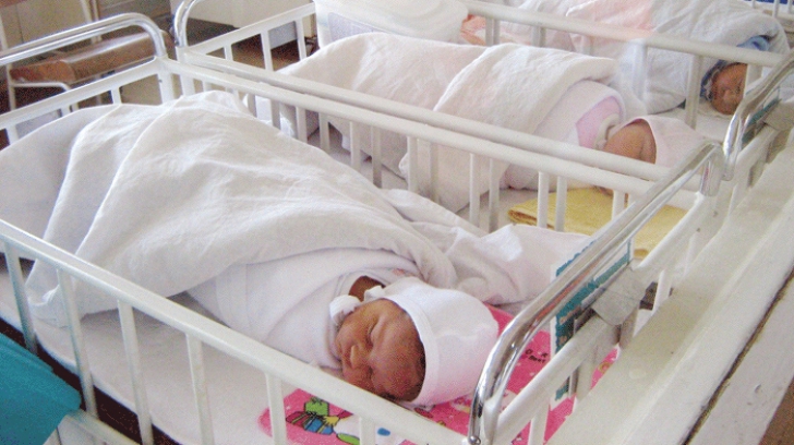 Şase bebeluşi abandonaţi în spitale nu pot fi externaţi din lipsă de asistenţi maternali