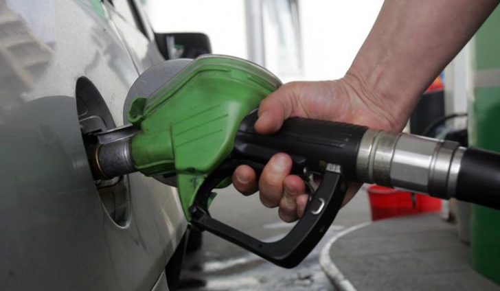Un senator PNL vrea ca taxa de poluare să fie inclusă în preţul carburantului 